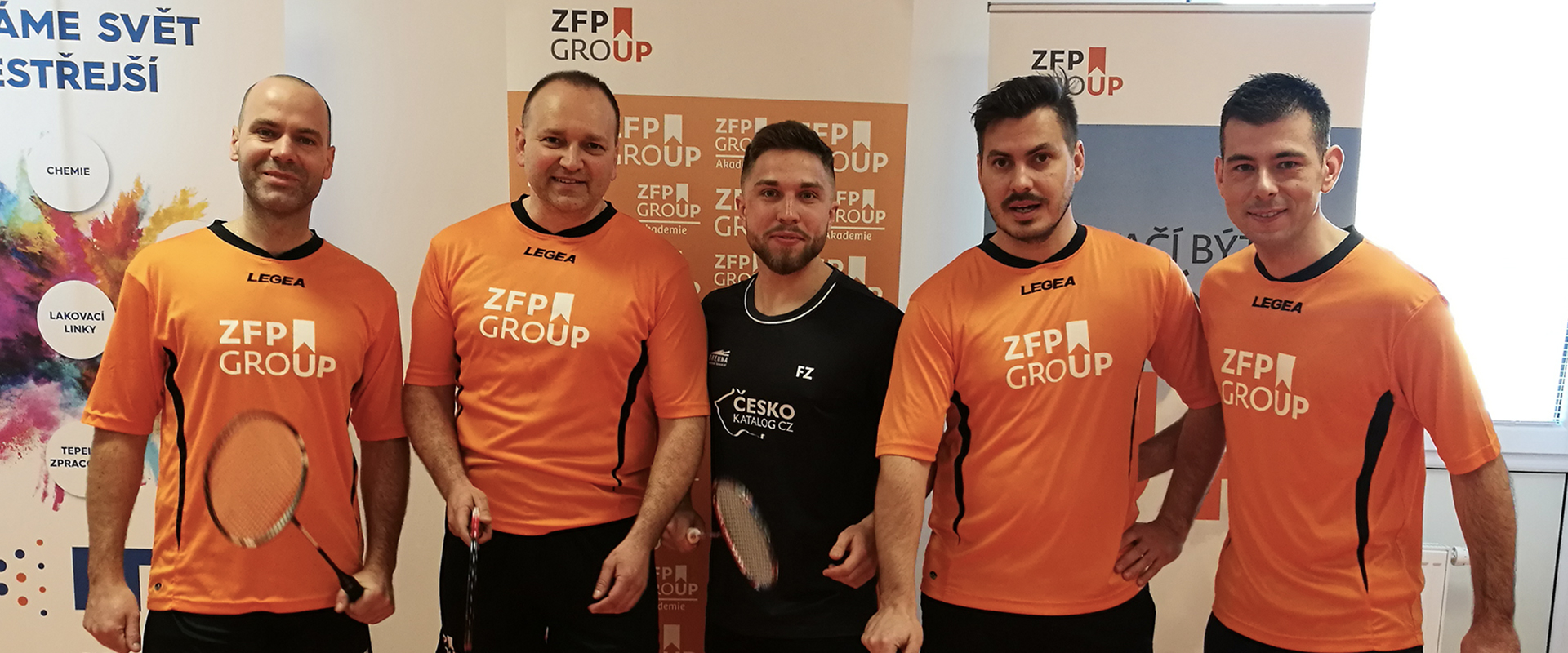 Zástupci ZFP GROUP s patronem turnaje Adamem Mendrekem, Mistrem ČR v badmintonu. Zleva: Martin Valihrach, Róbert Pružinský, Adam Mendrek, Radek Kučera, Ondřej Haas.